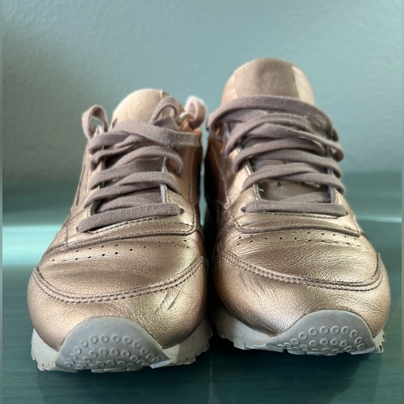 Reebok Classic Leather Melted Metal
Pearl/Rose Gold Metallic Sneakers - Picture 4 of 15